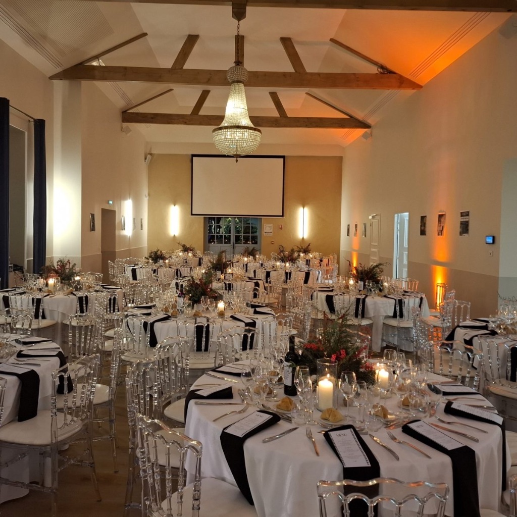 Salle de l'Orangerie avec tables dressées pour séminaire Landes - Domaine Array Dou Sou Sud-Ouest