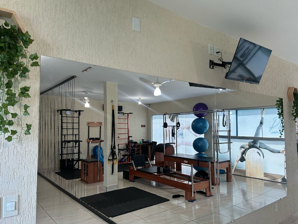 Sala de Pilates com equipamentos modernos - Salus Clínica