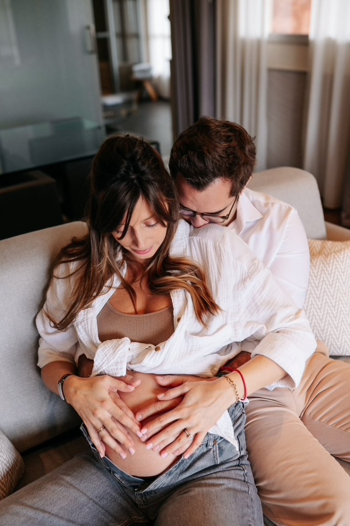 Laura, fondatrice de Mon Dossier Bébé, enceinte avec son conjoint