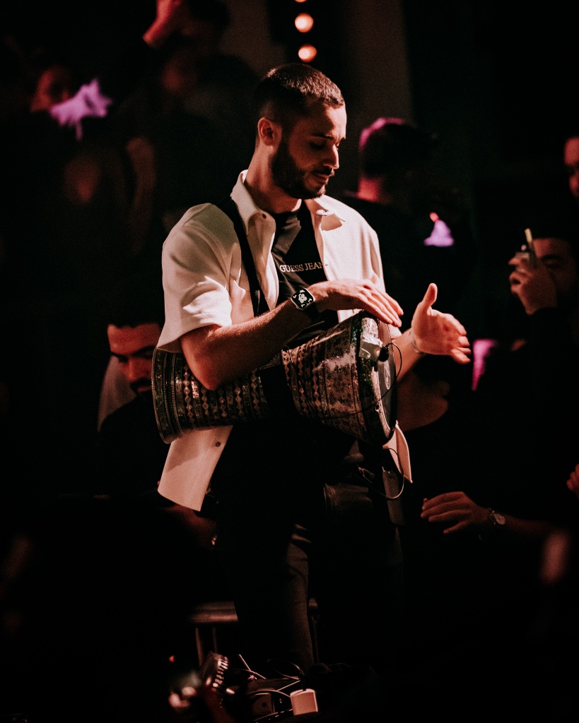 Noam Darbouka en performance