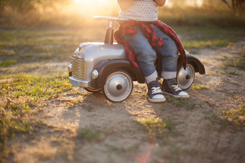 Kind met speelgoedauto
