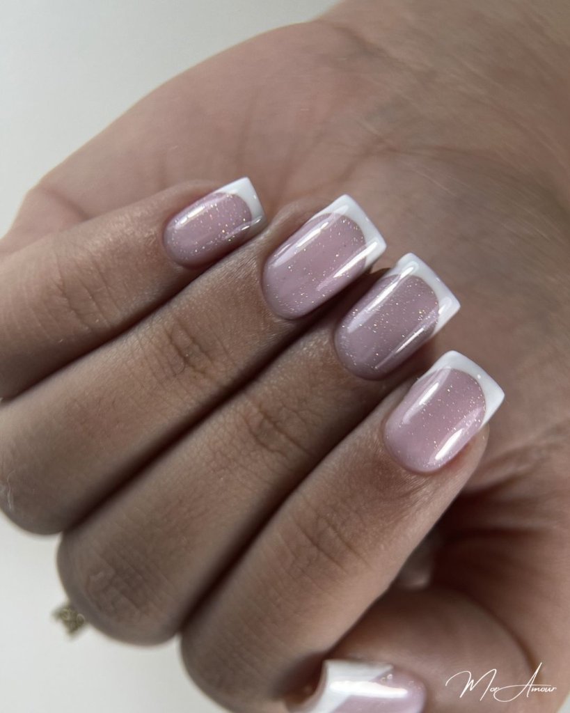 French Manicure עם ספארקל - עיצוב ציפורניים מור אמור ניילס אשדוד