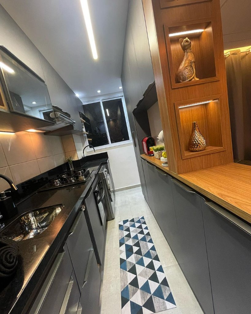 Cozinha planejada em L com acabamento premium — marcenaria Ornale Planejados, Belo Horizonte