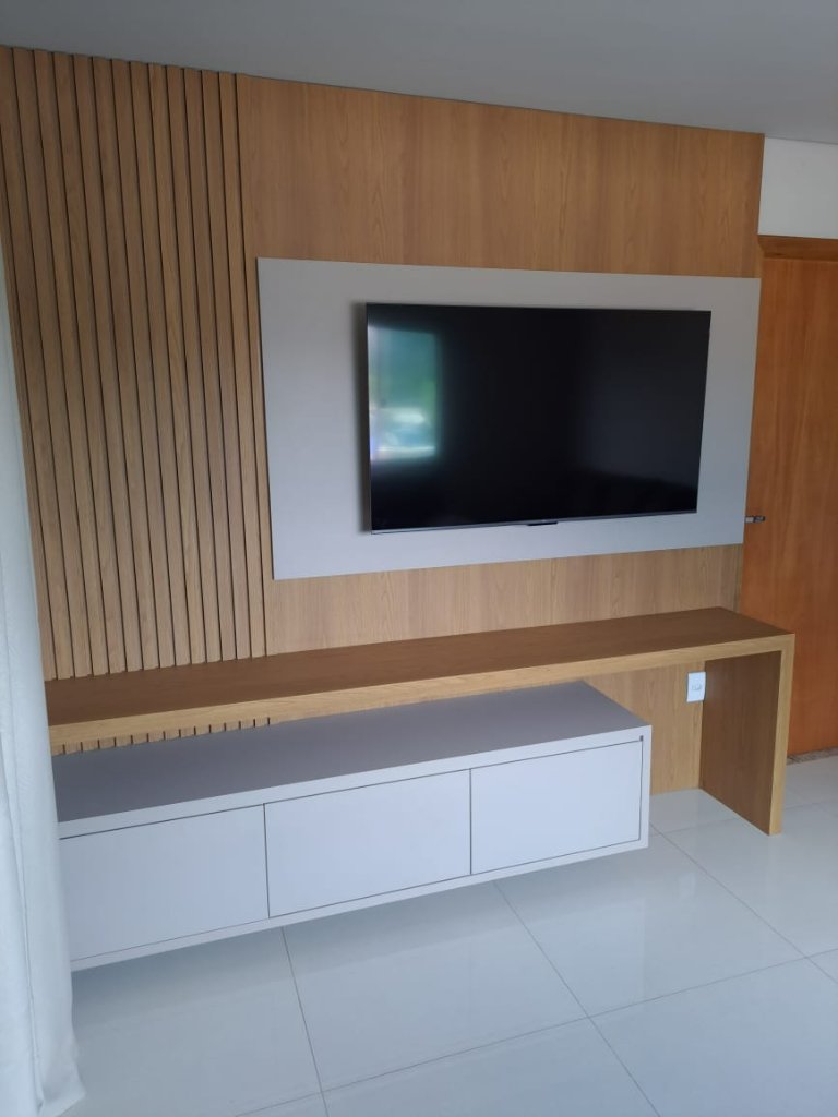 Sala com painel de TV planejado e acabamento premium — Ornale Belo Horizonte