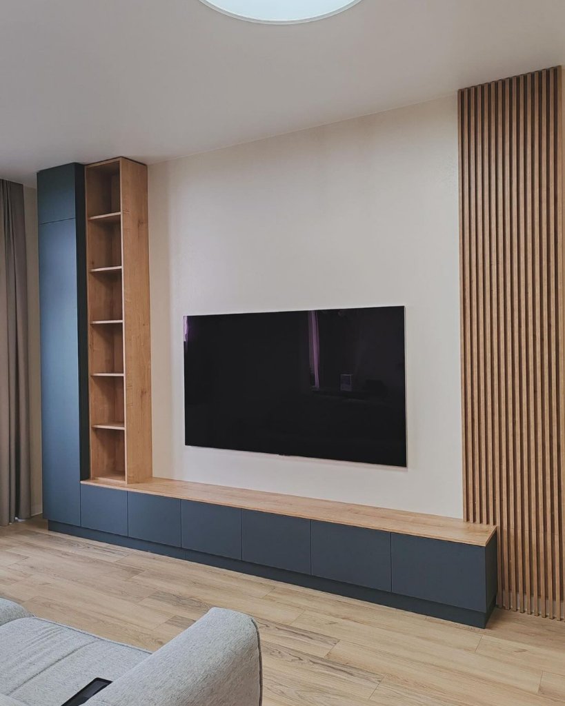 Painel de TV planejado com acabamento ripado — Ornale Belo Horizonte MG