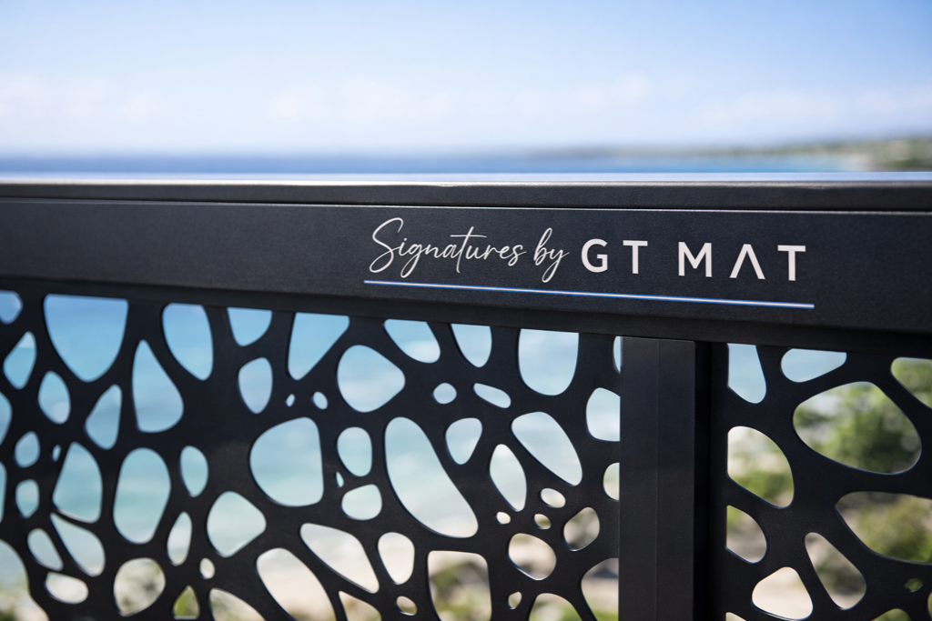 Garde-corps extérieur aluminium GT MAT — Guadeloupe Garde-corps aluminium vitré haut de gamme installé en bord de mer en Guadeloupe