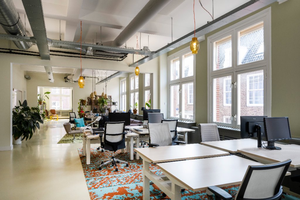 NLDS9 tweede verdieping werkplekken — moderne bureauopstelling Amsterdam startupkantoor