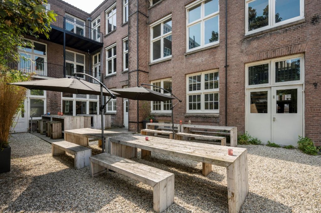 NLDS9 tuinplaats — groene binnenplaats historisch kantoorgebouw Amsterdam