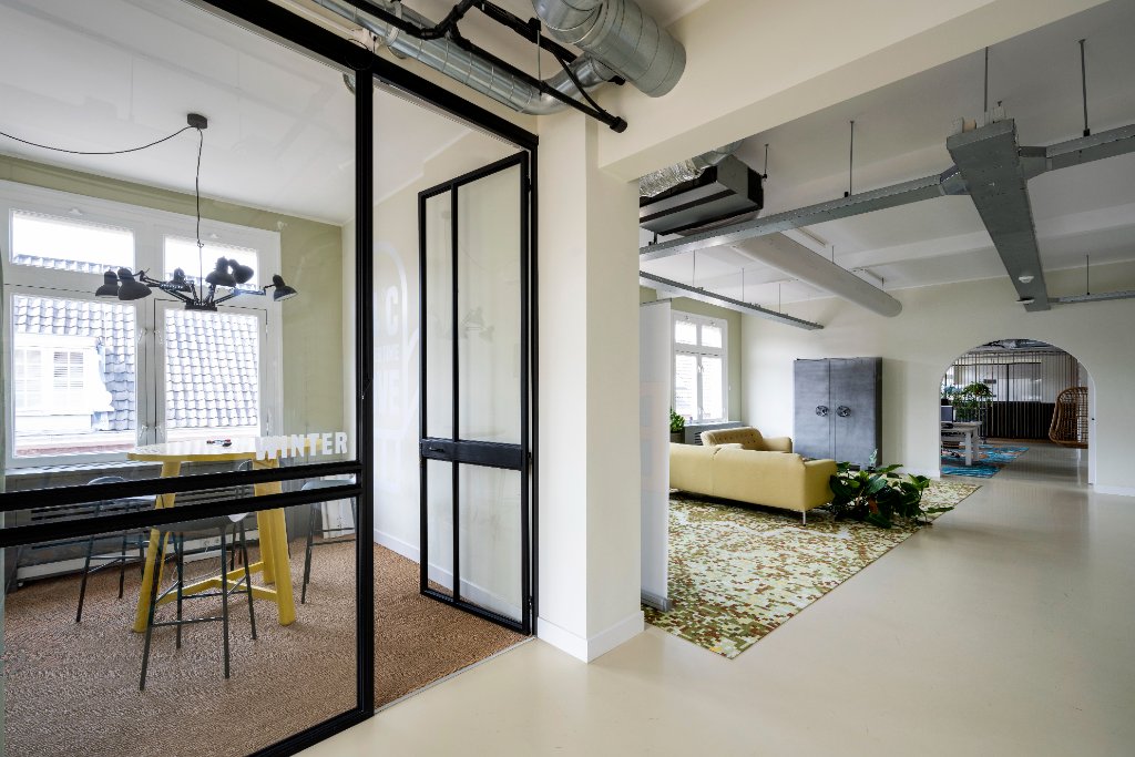 NLDS9 glazen vergaderruimtes — moderne glazen vergaderkamers Amsterdam startupkantoor