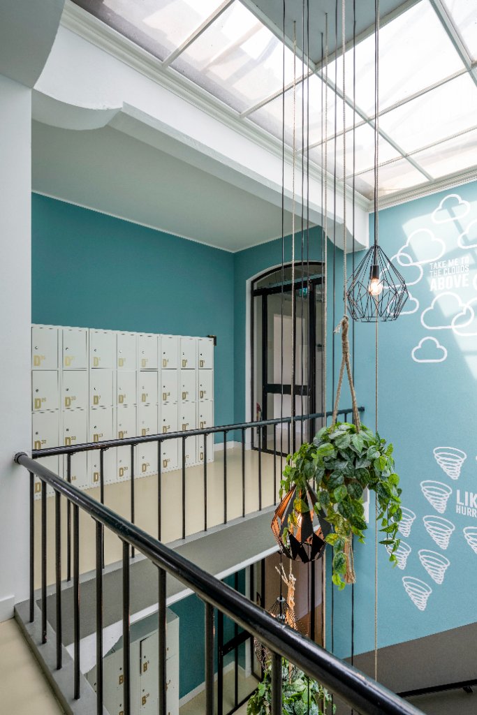 NLDS9 trappenhuis met hangplanten — biofiel ontwerp Amsterdam creatief kantoor