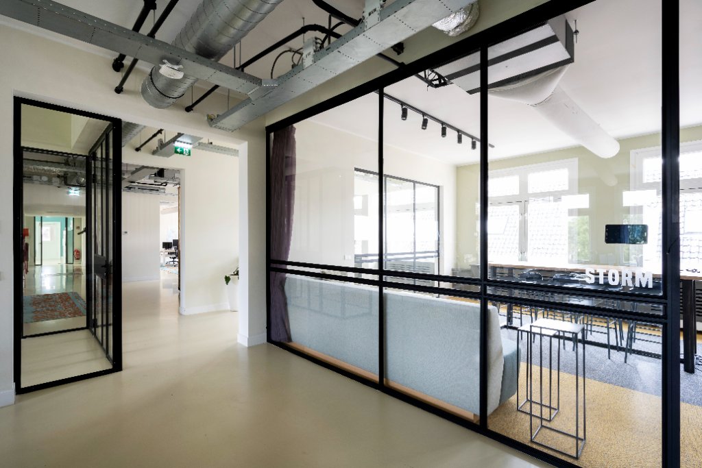 NLDS9 gang en kantoren — afgesloten kantoorruimtes Amsterdam werkplek