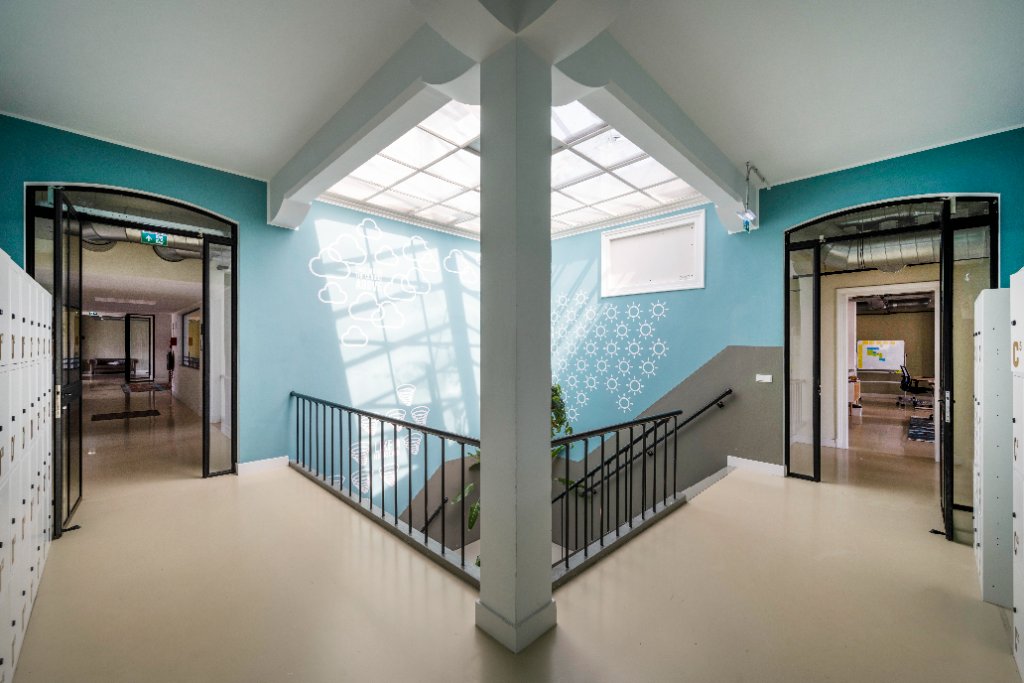 Trappenhuis met daklicht in het kantoorgebouw NLDS9, Amsterdam