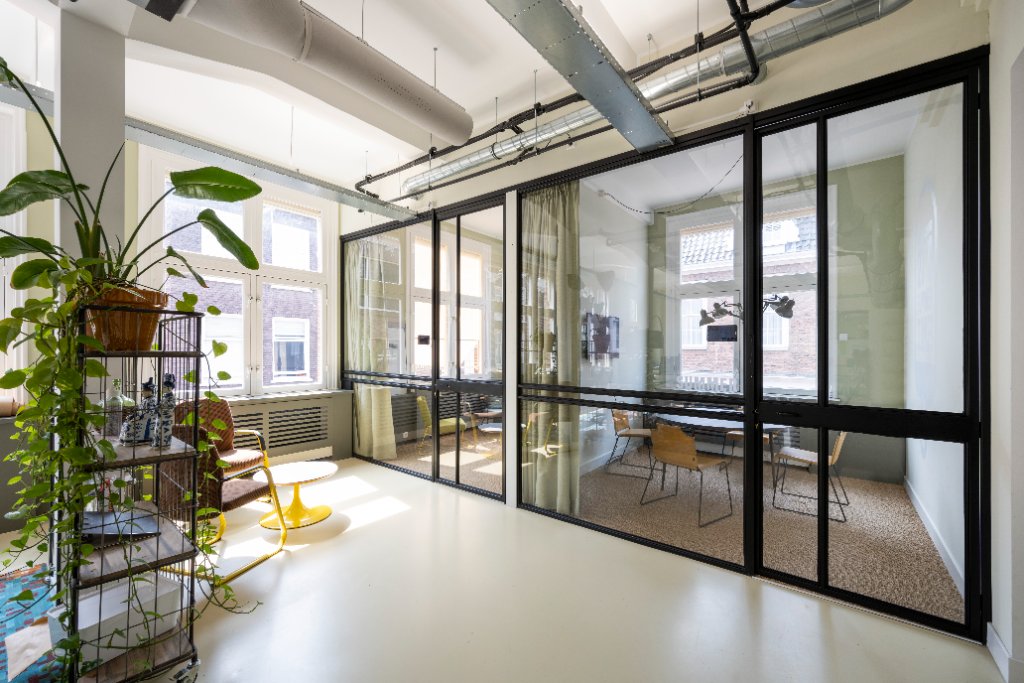NLDS9 begane grond vergaderruimte — moderne vergaderruimte Amsterdam kantoor te huur