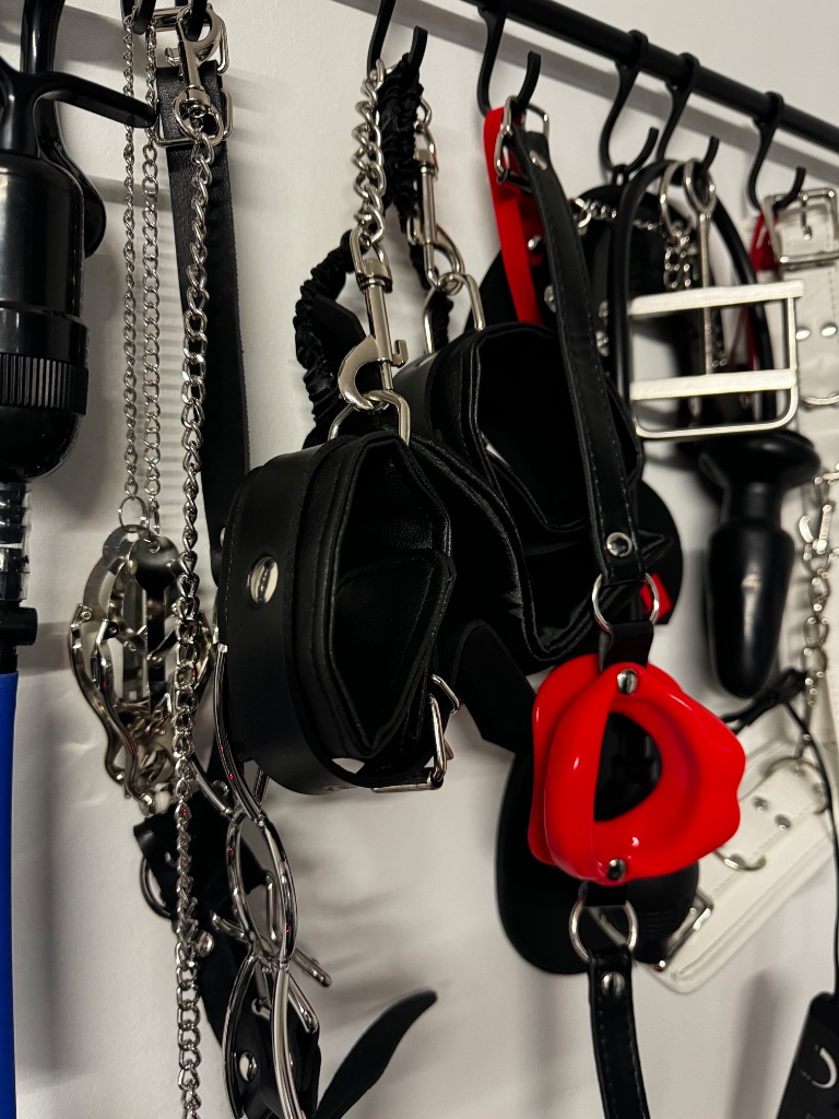 London Dominatrix Mistress Lorraine - Equipment rack