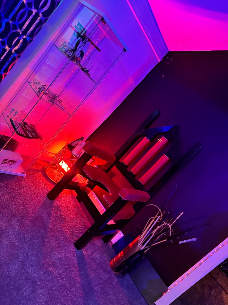 London Dominatrix Mistress Lorraine - Essex Dungeon equipment