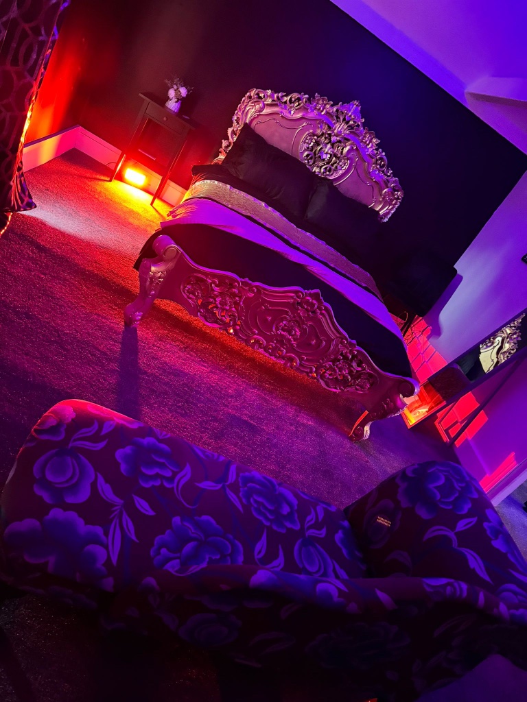 London Dominatrix Mistress Lorraine - Essex Dungeon bed