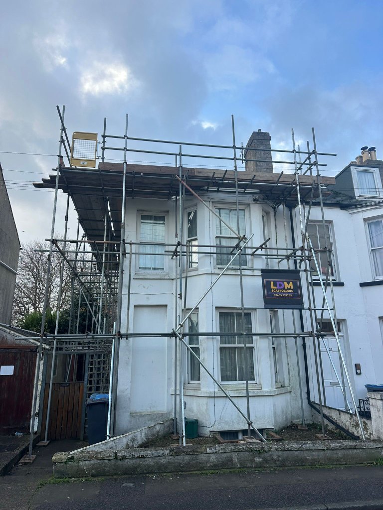 Temporary scaffolding structure