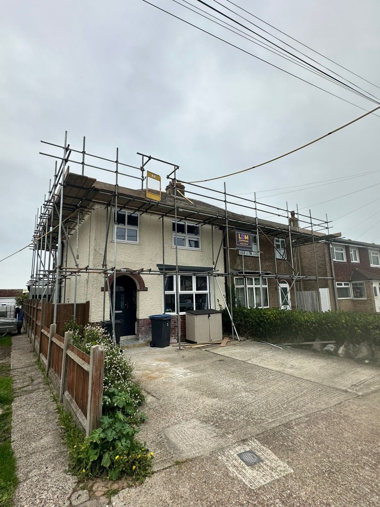 Temporary roof scaffolding system