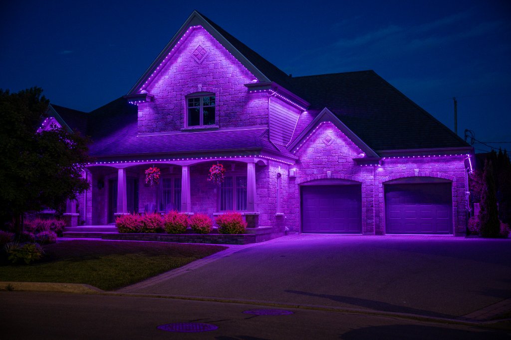 Year-round permanent outdoor lighting on a home in Gatineau