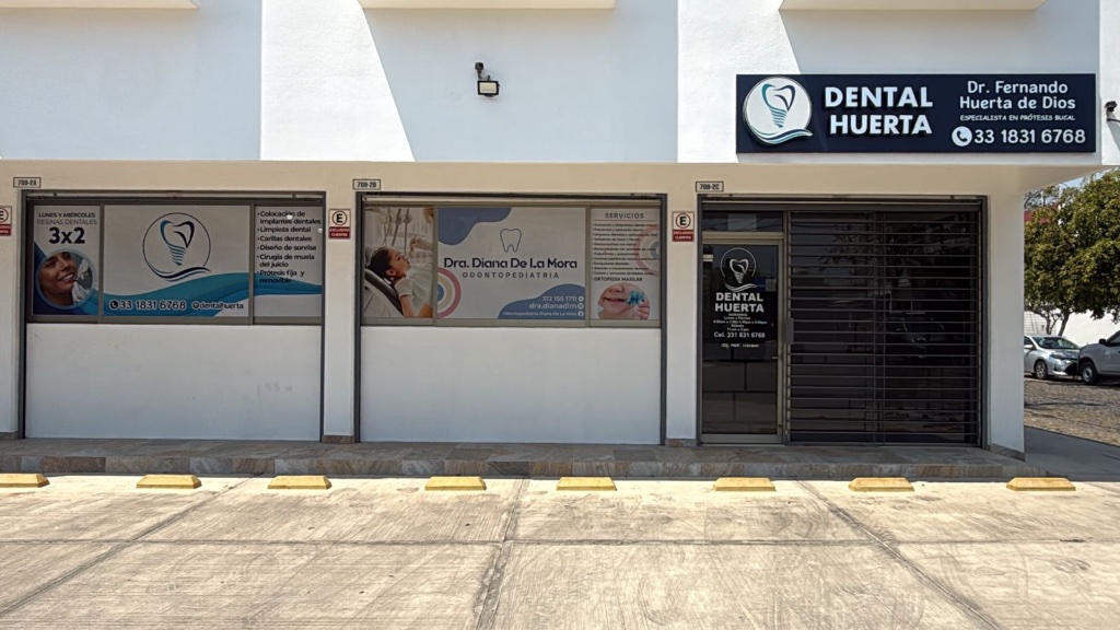 Fachada de DentalHuerta en Colima con el letrero del Dr. Fernando Huerta de Dios