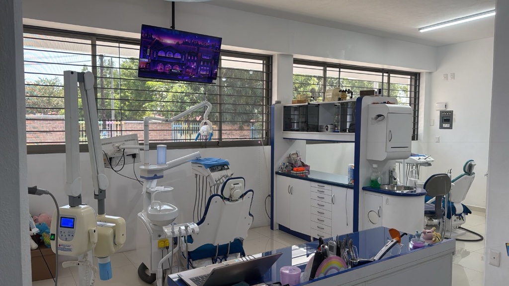 Interior del consultorio DentalHuerta con sillón dental, equipo y ventanales