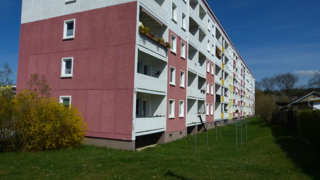Wohngebäude mit Garten und Forsythien