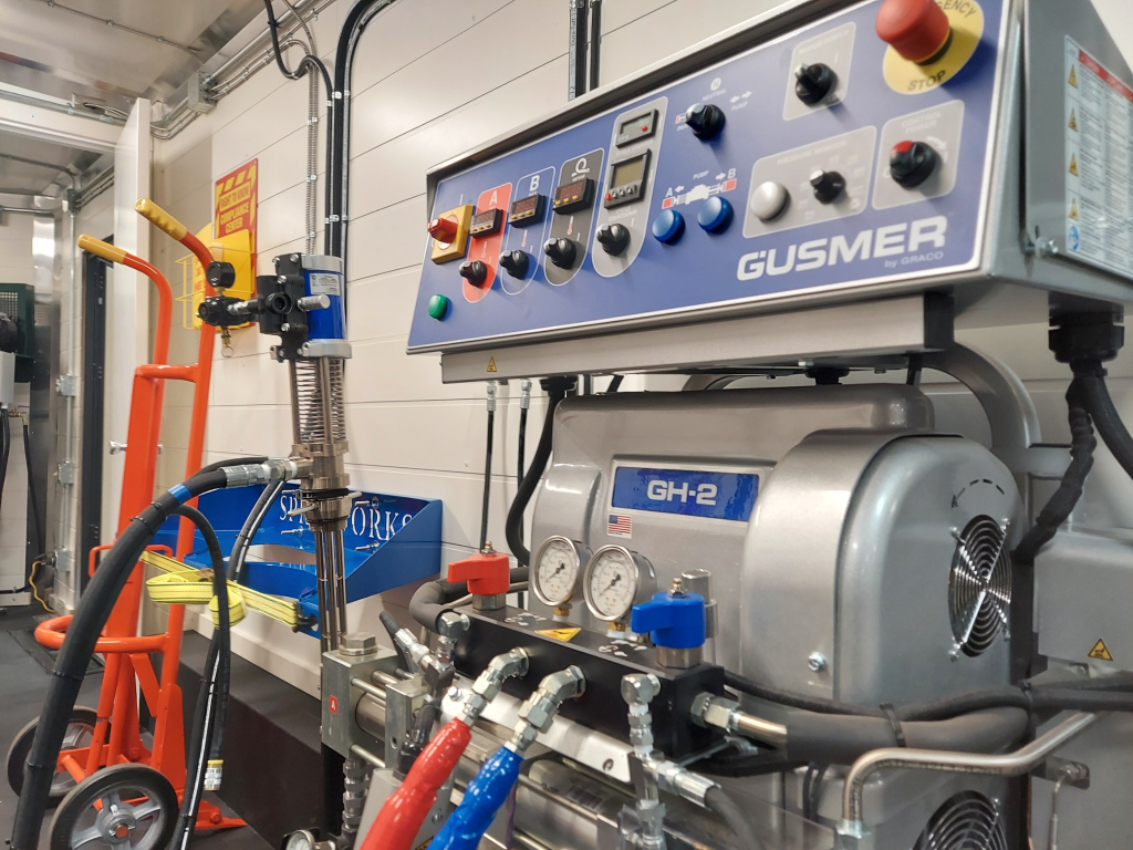 Gusmer G2 hydraulic proportioner control panel and pump assembly