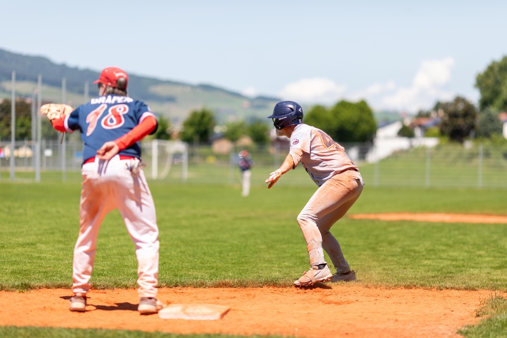 Base running at a Geneva Tigers baseball game — baseball club Geneva Switzerland