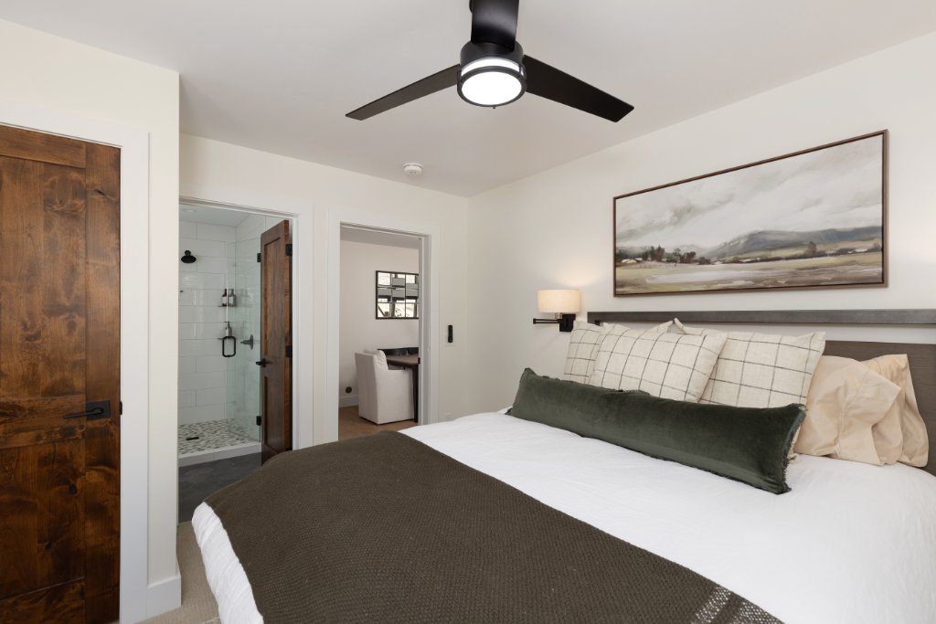 Bedroom 2 — en-suite bathroom & laundry access