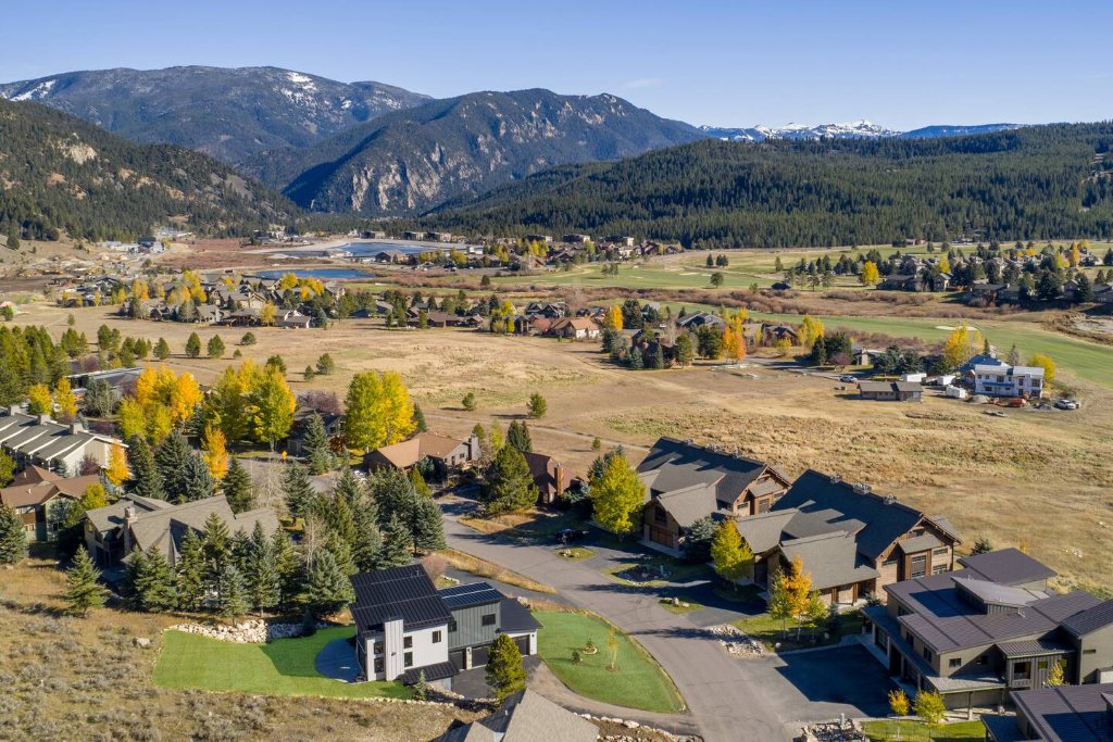 Exterior — side view with fall colors & mountain views