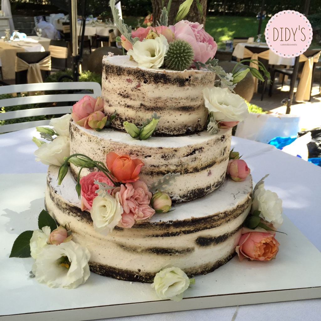 Naked cake с цветя