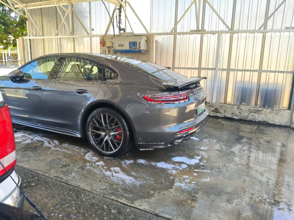 Premium Vehicle – Gold Detail