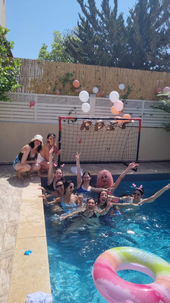 פרידה פיצוץ במסיבת בריכה
