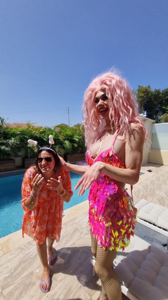 פרידה פיצוץ בתלבושת