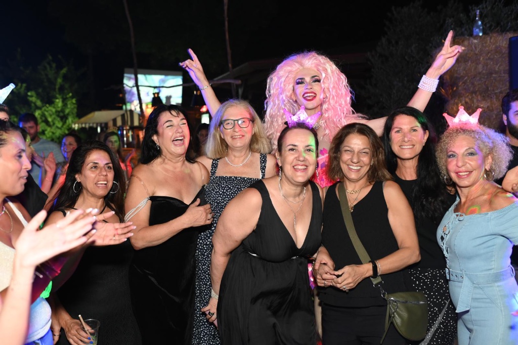 פרידה פיצוץ במסיבה עם קהל