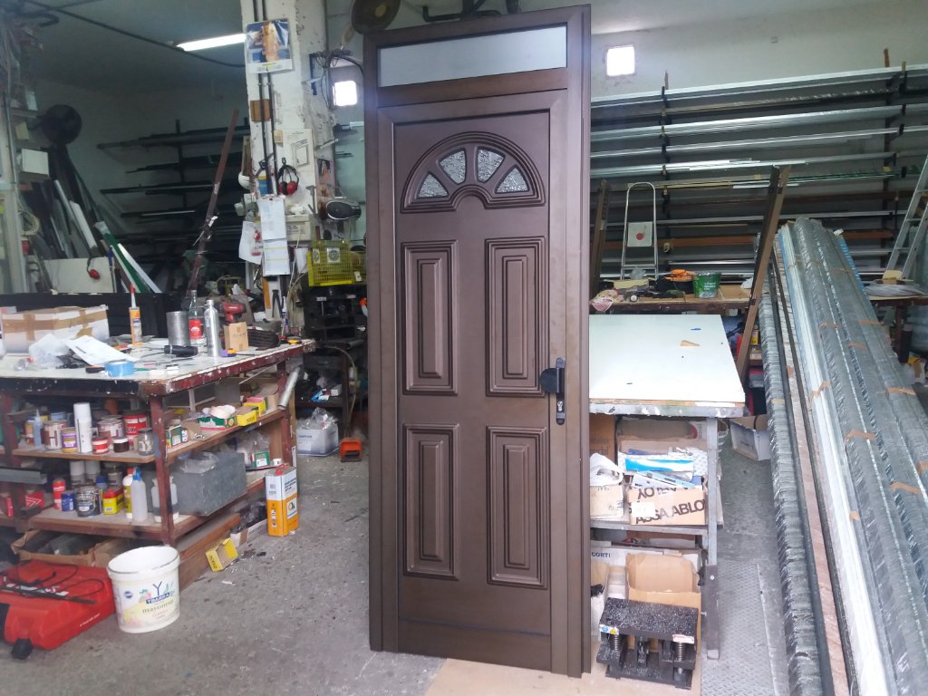 Puerta de entrada imitación madera