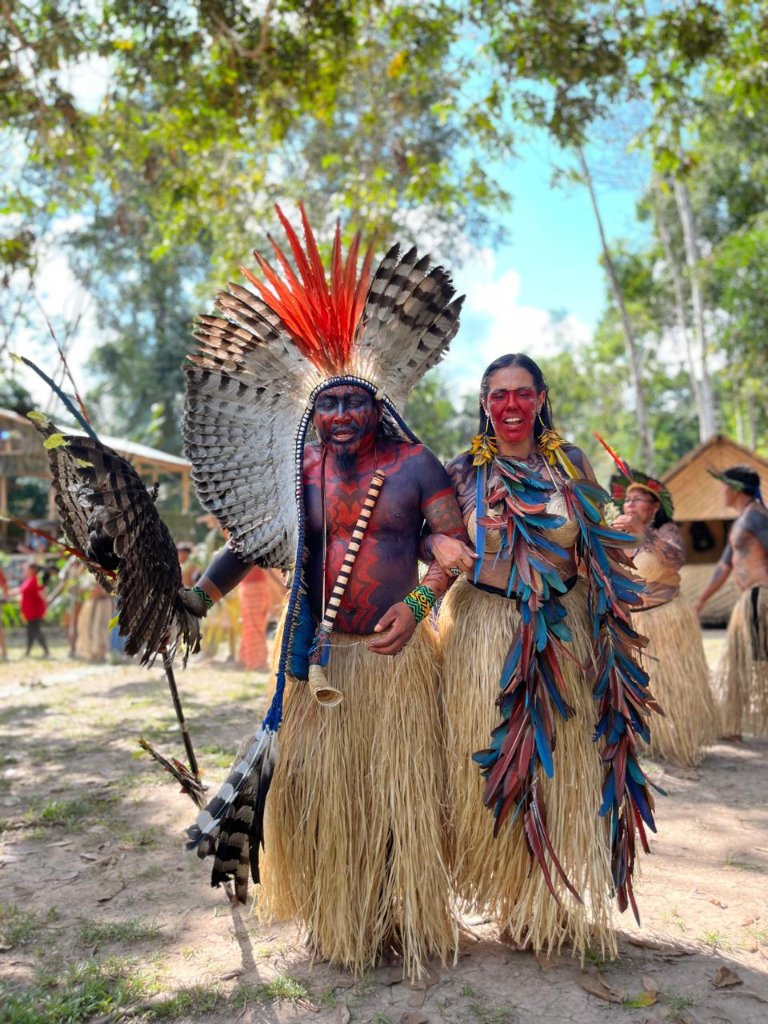 Pajé e representante — cultura viva