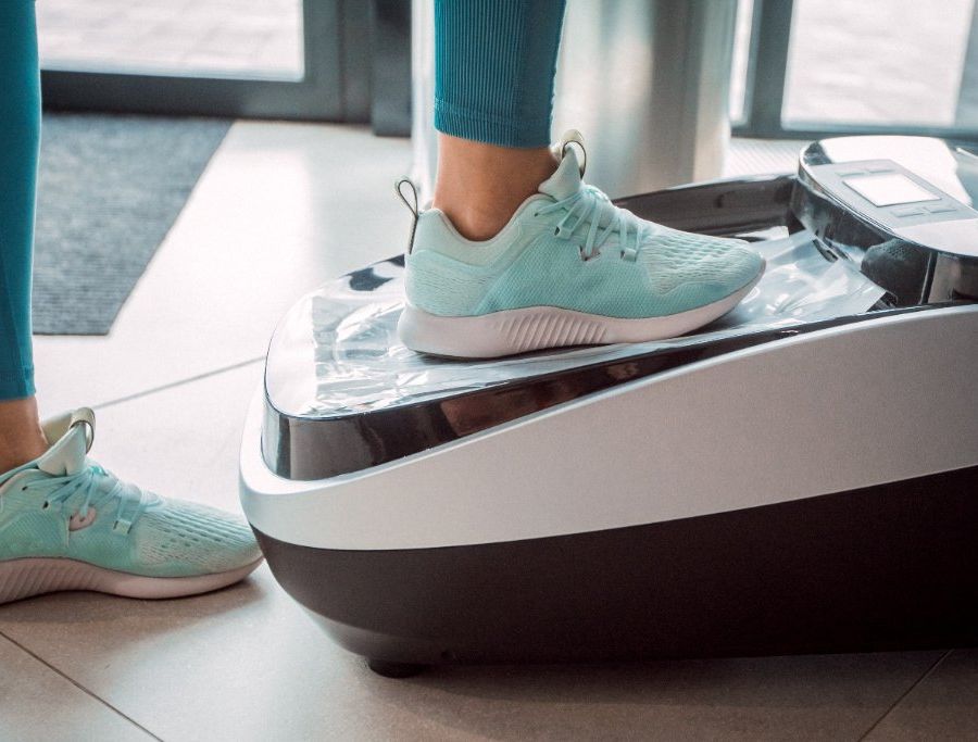 Person nutzt den automatischen Schuhüberzieher-Spender SM-76C — Anwendung in 3 Sekunden