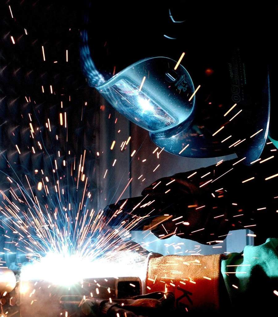 Metallbau Schweißarbeiten – Funkenflug bei der Arbeit eines Metallbauers