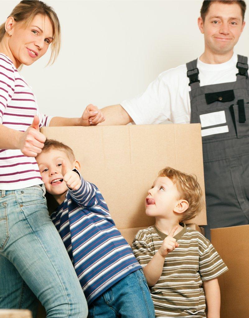 Familia feliz con mudanza